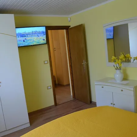 Fragola - House With Large Garden Tinjan