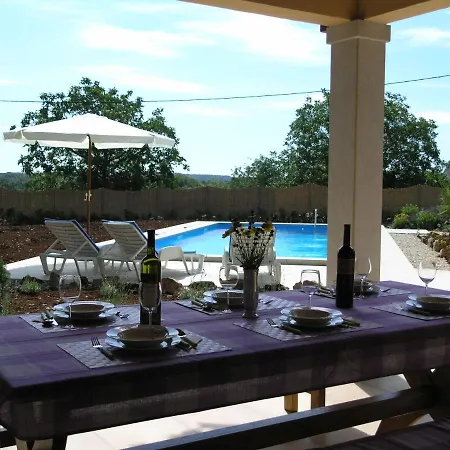 Vila Fragola - House With Large Garden Tinjan