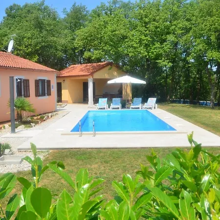 Fragola - House With Large Garden Tinjan