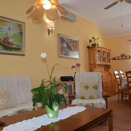 Fragola - House With Large Garden * Tinjan