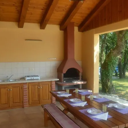 Fragola - House With Large Garden Vila *