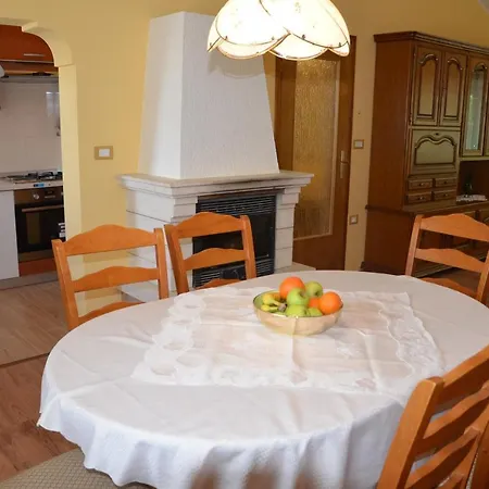 Fragola - House With Large Garden Tinjan