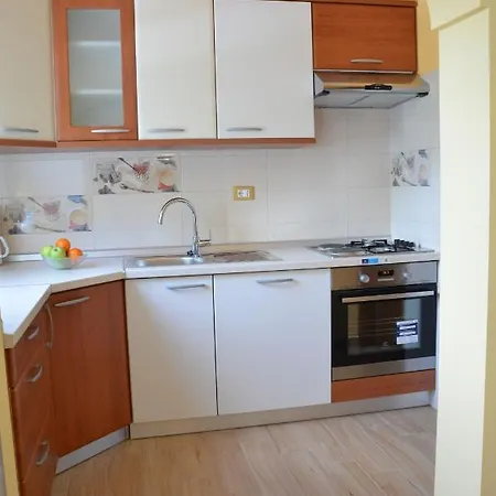 Vila Fragola - House With Large Garden Tinjan